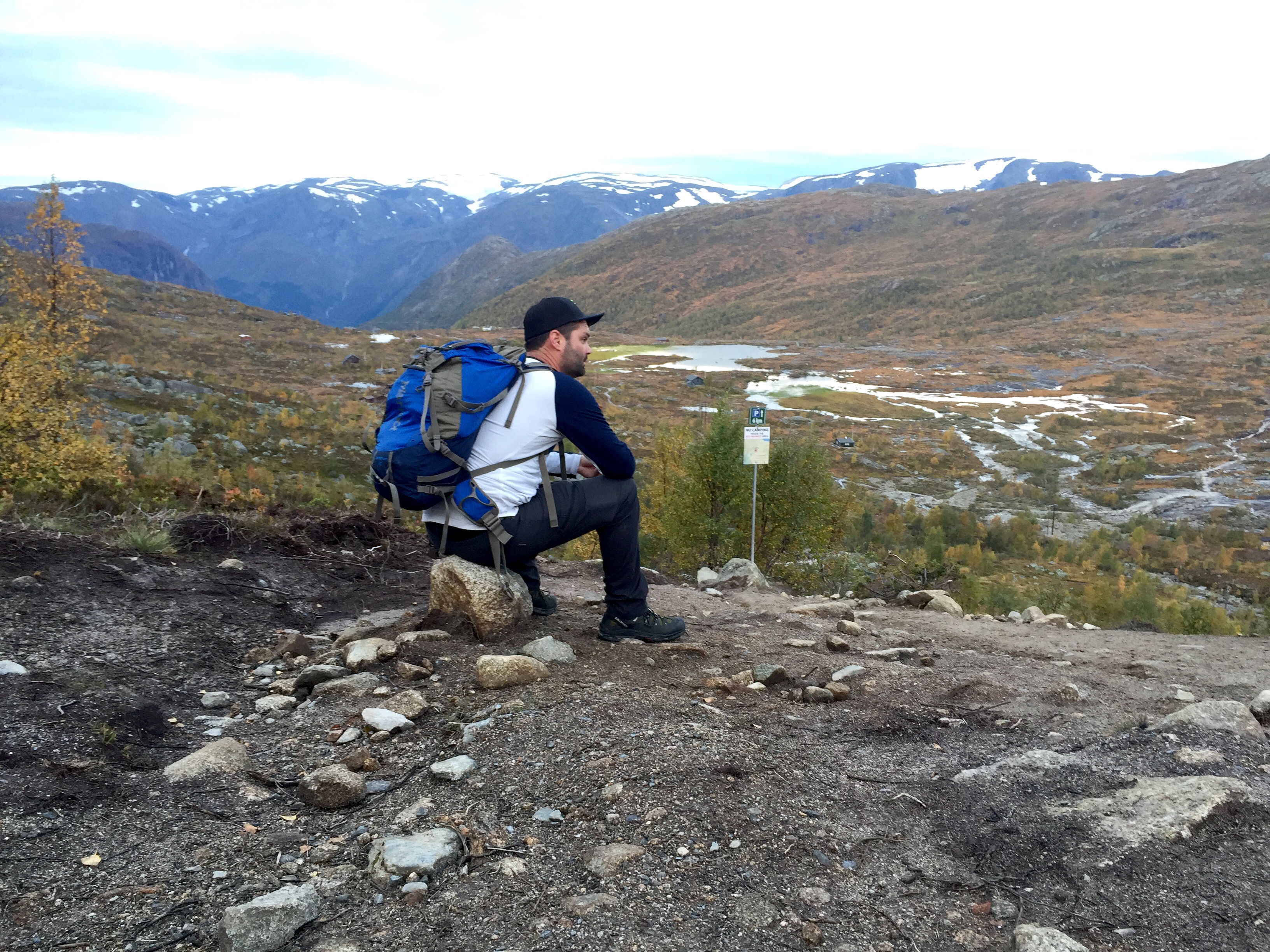 hiking trolltunga - norway 