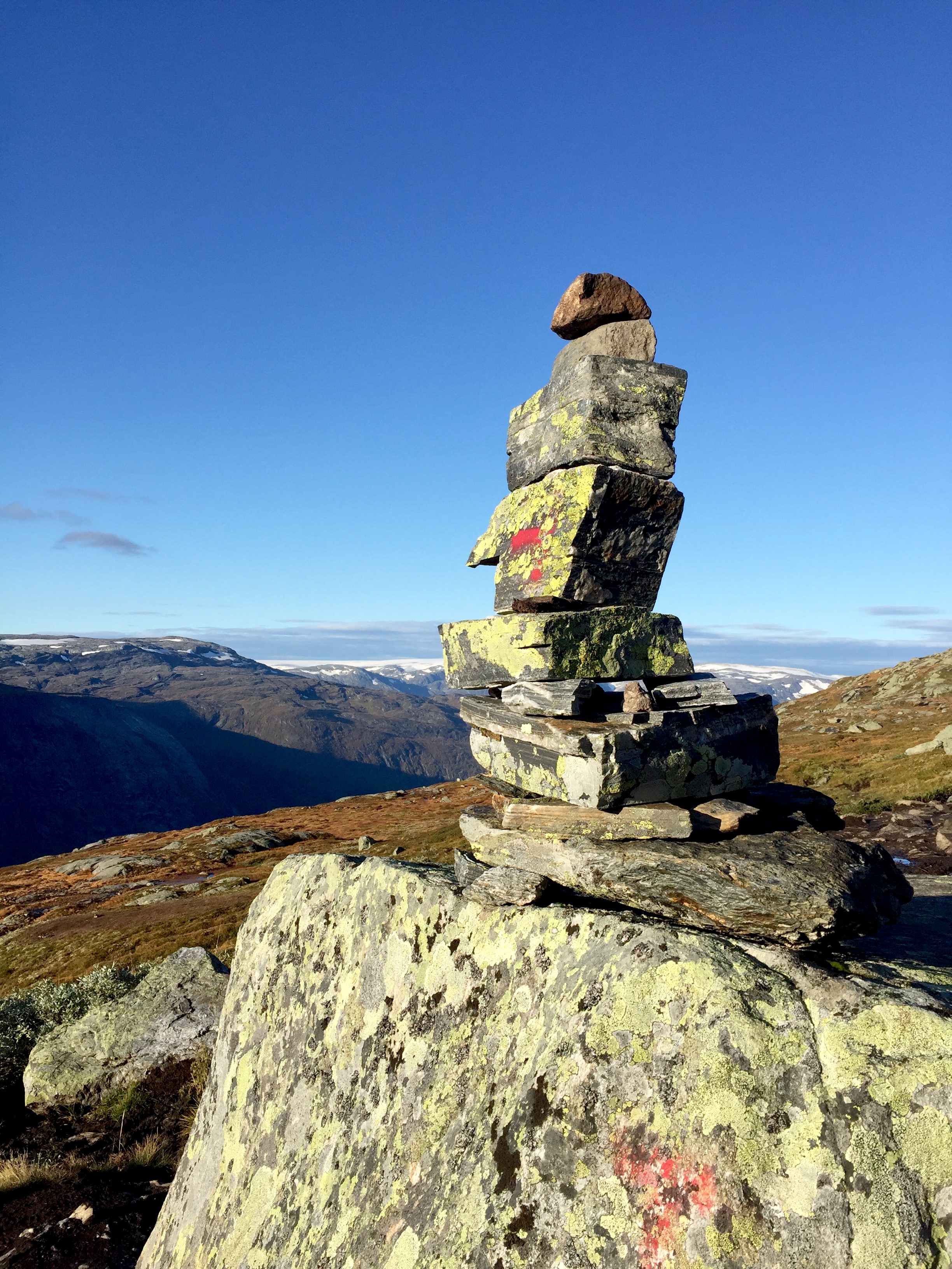 hiking trolltunga - norway 